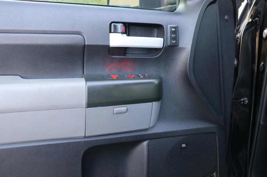 Детали интерьера Toyota Tundra CrewMax 4x4 Zombie Apocalypse 2013 года  (фото 348 из 461)